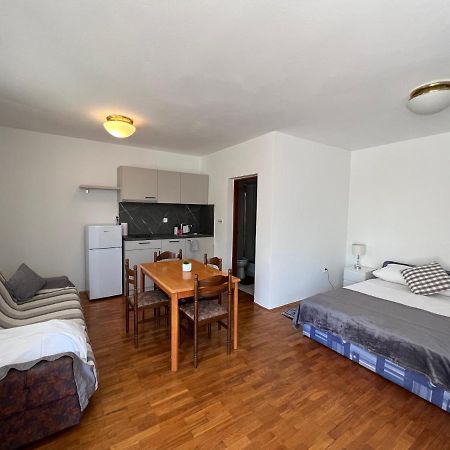 Apartments Antolkovic Ugljan Esterno foto