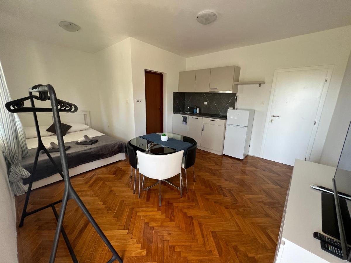 Apartments Antolkovic Ugljan Esterno foto