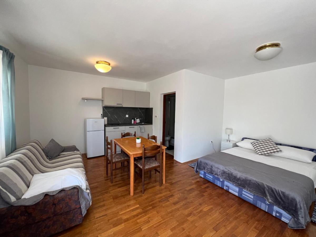 Apartments Antolkovic Ugljan Esterno foto