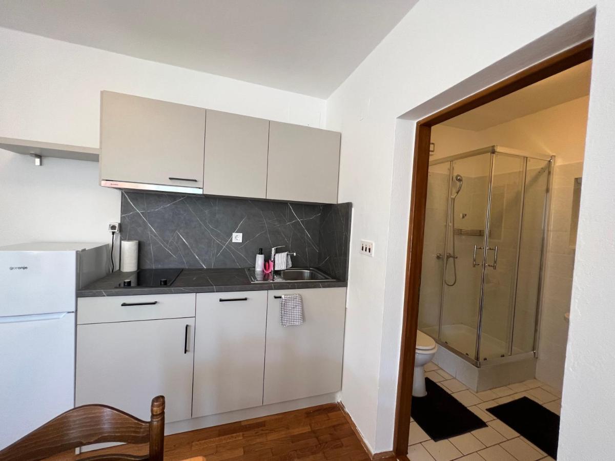 Apartments Antolkovic Ugljan Esterno foto
