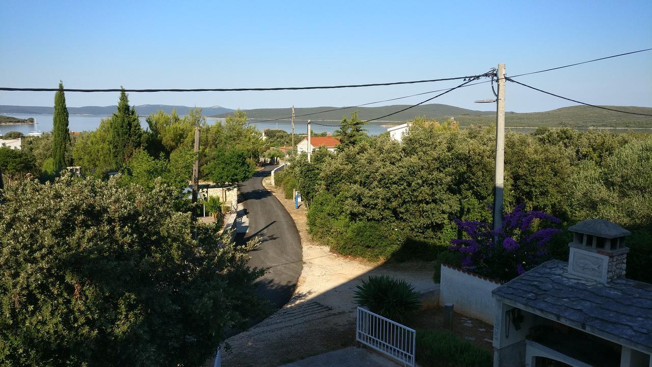 Apartments Antolkovic Ugljan Esterno foto